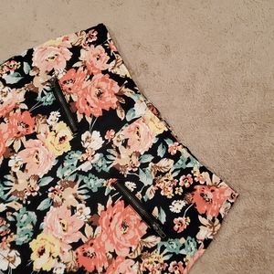 MINE women's size M floral short shorts.